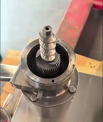 หัวบดเมื่อเปิดฝา เห็นจานบดหมุนในจานบดอยู่กับที่