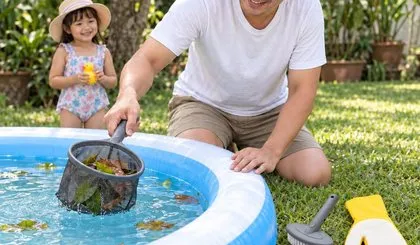 ตักใบไม้ในสระเป่าลม