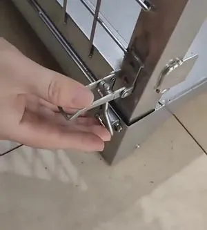เกี่ยวห่วงตัวล็อกเข้ากับขอที่เสามุม