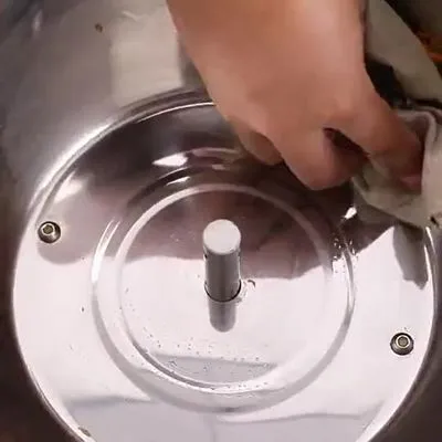 เช็ดชามด้านในให้แห้ง