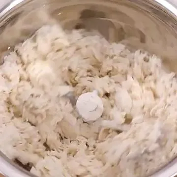 แป้งเริ่มจับตัวเป็นเกล็ดหยาบระหว่างนวด